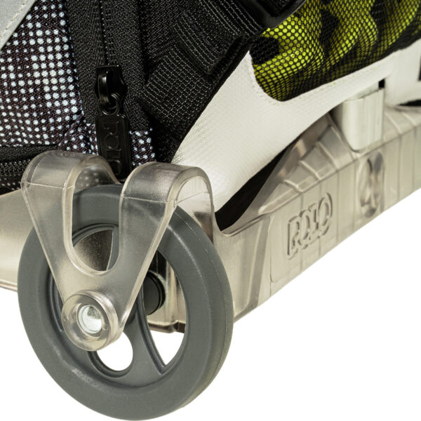 Σχολική τσάντα τρόλεϊ POLO 965055-8421 σε αποχρώσεις μαύρο και μπλε με σχέδιο gaming, πολλαπλές θήκες με φερμουάρ, μπροστινή τσέπη με λογότυπο POLO και αποσπώμενο μηχανισμό τρόλεϊ με ρόδες για εύκολη μεταφορά.