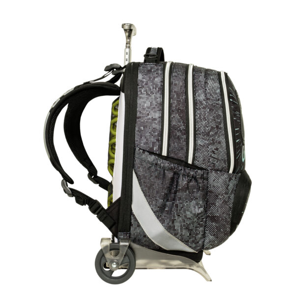 Σχολική τσάντα τρόλεϊ POLO 965055-8421 σε αποχρώσεις μαύρο και μπλε με σχέδιο gaming, πολλαπλές θήκες με φερμουάρ, μπροστινή τσέπη με λογότυπο POLO και αποσπώμενο μηχανισμό τρόλεϊ με ρόδες για εύκολη μεταφορά.