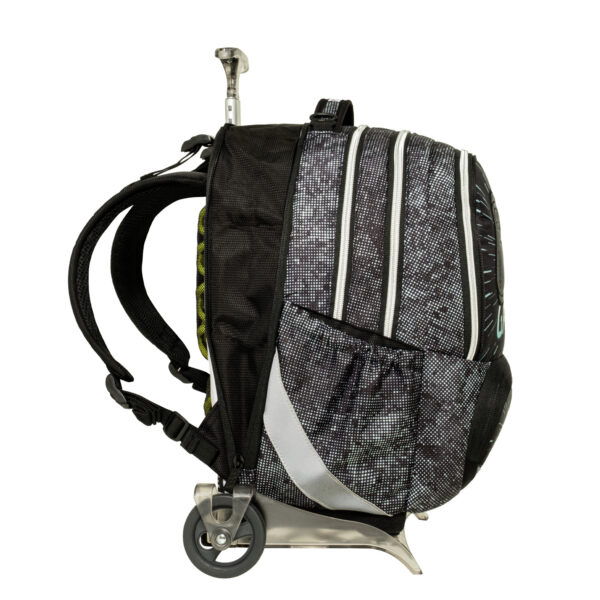 Σχολική τσάντα τρόλεϊ POLO 965055-8421 σε αποχρώσεις μαύρο και μπλε με σχέδιο gaming, πολλαπλές θήκες με φερμουάρ, μπροστινή τσέπη με λογότυπο POLO και αποσπώμενο μηχανισμό τρόλεϊ με ρόδες για εύκολη μεταφορά.