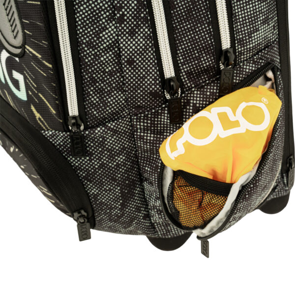 Σχολική τσάντα τρόλεϊ POLO 965055-8421 σε αποχρώσεις μαύρο και μπλε με σχέδιο gaming, πολλαπλές θήκες με φερμουάρ, μπροστινή τσέπη με λογότυπο POLO και αποσπώμενο μηχανισμό τρόλεϊ με ρόδες για εύκολη μεταφορά. θηκη για το αδιαβοροχο